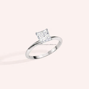 Anillo de Compromiso Solitario con Diamante Moissanite Corte Princesa, Anillo de Promesa Minimalista de Cuatro Puntas, Anillo de Boda de Oro Blanco para Mujer - Product Image 1
