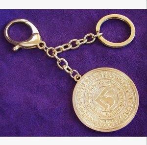Porte-clés médaillon double anneau vintage de luxe fait main en laiton antique léger, gravé sur mesure, cadeau souvenir, breloque de sac, vente en gros - Product Image 1