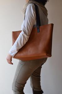 กระเป๋าโท้ทหนังแท้พร้อมโลโก้พิมพ์ตามสั่ง ซิปทำมือ ใช้ได้ทุกวัน กระเป๋าสะพายข้างผู้หญิง รุ่น LTB-0311 - Product Image 5