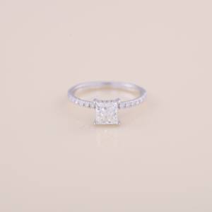 Anillo de Compromiso con Diamante Cultivado en Laboratorio de Corte Princesa de 1.35CT con Banda Redonda Pavé en Oro Blanco, Amarillo y Rosa de 9K - Product Image 1