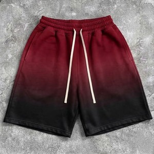 Shorts en molleton dégradé bordeaux et noir pour homme, taille élastique avec cordon de serrage, mélange de coton, style décontracté streetwear, idéal pour l'été - Product Image 4