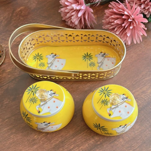 Juego de vasos de cobre estampado que incluye una botella elegante y dos tazas a juego con arte pichwai vibrante, a precios de mayorista. - Product Image 5