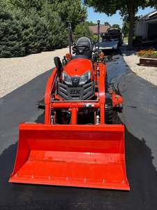 Tracteur Kubota BX2680 professionnel pour les travaux d'aménagement paysager et d'entretien du sol, avec une utilisation compacte et pratique. - Product Image 6