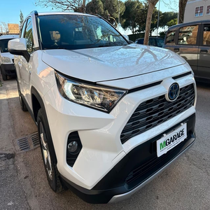 Toyota RAV4 2.5 Híbrido AWD SUV Dinámico Automático, Vehículo Familiar de Bajo Consumo - Product Image 1