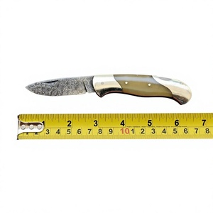 Cuchillo plegable hecho a mano de acero de Damasco, hoja de punta caída, filo recto, 16.5 cm, cuchillo de bolsillo con mango de madera - Product Image 1