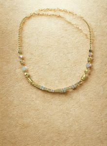 สร้อยคอประดับลูกปัดสีเหลืองทองพร้อมโซ่หลายเส้นและประดับด้วยอัญมณีสีพาสเทล เครื่องประดับชั้นดีแบบซ้อนทับสำหรับผู้หญิง - Product Image 3