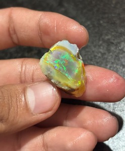 Pierre d'opale naturelle en vrac Mehrajuddin Gems, 10,45 carats, forme irrégulière, polie, effet de jeu de couleurs et d'étincelles, évaluée par un tiers - Product Image 3
