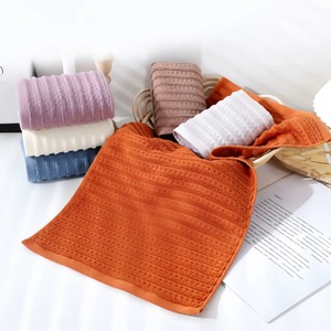Serviettes en coton en gros à bas prix, grammage élevé, super absorbantes, séchage rapide, douces et lisses, serviettes de bain de qualité hôtelière de luxe, OEM en vrac - Product Image 4