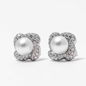 ต่างหูทอง 14K ประดับเพชรเพาะเลี้ยงและมุกทรงดอกไม้ รับรองโดย IGI ชุบโรเดียม ของขวัญสุดหรูสำหรับคุณแม่ เหมาะสำหรับงานแต่งงานและงานเลี้ยง - Product Image 2