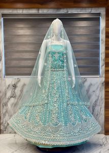 Directo de Fábrica: Lehenga Azul Cielo con Pedrería Pesada y Bordado de Zarkan, Vestido de Novia Indio-Pakistaní, con Patta de Lona y Cancan Personalizado - Product Image 3