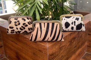 Petit porte-monnaie en cuir de vachette multifonctionnel et populaire avec fermeture en métal et imprimé animal. - Product Image 5