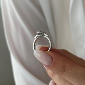 Anillo de Compromiso con Diamante Ovalado de 2 Quilates, Corte E VVS2, Cultivado en Laboratorio, Engastado en Bisel, Oro Blanco Ovalado, Certificado IGI - Product Image 3
