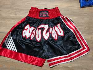 Shorts de Muay Thai de qualité supérieure avec une coupe ample et une ceinture confortable pour l'entraînement actif et les activités sportives. - Product Image 6