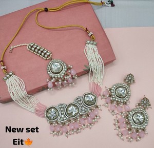 ชุดเครื่องประดับคุณภาพสูงแบบคุนดัน ประดับมุกเม็ดเล็กหลายชั้น ชุบทอง สร้อยคอและต่างหูแบบติกก้า ชุดเครื่องประดับงานแต่งงานสีพาสเทล - Product Image 1