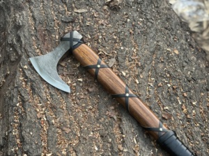 Hacha vikinga hecha a mano con cabeza de acero de alto carbono y mango de madera dura, con empuñadura forrada en cuero, forjada a mano, de grado industrial y para bricolaje. - Product Image 4