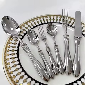 Ensemble de couverts en métal élégant, collection de couverts pour la mise en scène de tables de restaurants modernes - Product Image 1