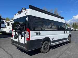 Autocaravana WINNEBAGO TRAVATO 59K-TWIN BEDS 2027 en perfecto estado - Camas Individuales/Generador - Product Image 2
