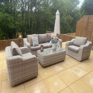 Ensemble de canapés d'extérieur en rotin naturel avec poufs assortis et une table basse en forme de sablier, disponible à prix de gros. - Product Image 6