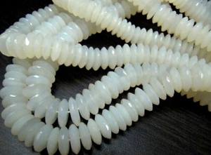 Piedra Lunar Blanca Natural, Corte Alemán, Cuentas Facetadas en Forma de Disco Graduado, Hilo de 8 Pulgadas - Product Image 1