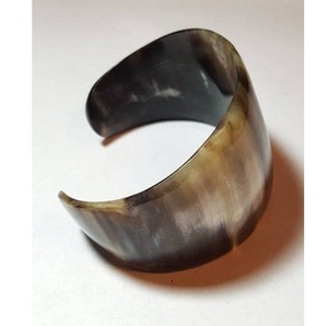 Brazalete Redondo Hecho a Mano con Cuerno de Búfalo Pulido, Ecológico, Moderno, con Tacto Real, Material Natural Orgánico, Regalo de Boda - Product Image 6