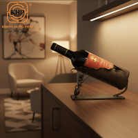 Estante para Vino Artístico de Hierro Forjado con Diseño de Hormiga Levantando Hoja - Forjado a Mano, Ecológico, Resistente a la Intemperie, Personalizable, Mueble Decorativo para el Hogar