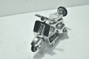 Maqueta Metálica de Scooter Vespa Hecha a Mano de Primera Calidad para Decoración de Escritorio en Casa u Oficina, Clásica y Disponible al Mejor Precio - Product Image 2
