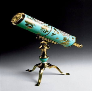 Telescopio de mesa de latón con cuerpo pintado en turquesa floral sobre un trípode, disponible a precios de mayorista. - Product Image 1