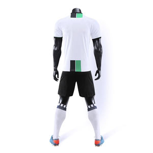 Uniforme de fútbol de diseño personalizado de alta calidad, de secado rápido, transpirable y ligero para tiendas de ropa deportiva. - Product Image 4