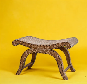 Tabouret de style vintage à assise courbée, avec assise centrale en rotin tressé et structure en bois foncé, disponible en gros. - Product Image 1