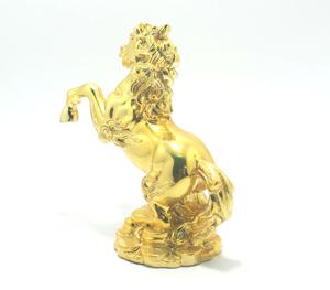 Estatuas de animales de resina personalizadas con acentos de caballo dorado diseñadas por OEM para interiores distintivos a medida hechos en Vietnam - Product Image 3