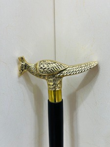 Canne de marche en eucalyptus avec poignée en forme d'oiseau paon, détails en laiton, finition polie, multifonction - TRÉSOR DU MONDE ANCIEN, Saint-Valentin - Product Image 2