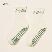 Chaussettes antidérapantes en coton jacquard à motif personnalisé JZVINA pour femmes, idéales pour le Pilates, le yoga, la barre, usage intérieur, vente en gros, usine du Vietnam