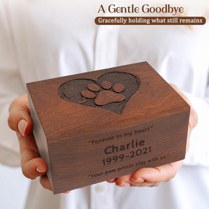 Urna rectangular de madera maciza hecha a mano para mascotas, con diseño de huella de pata grabada y corazón, para recuerdo conmemorativo de despedida. - Product Image 4