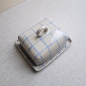 Beurrier élégant à motif quadrillé avec couvercle à anse, design compact avec plateau, finition émaillée lisse, beurrier de cuisine moderne - Product Image 1