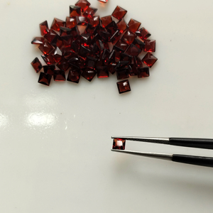 โกเมนสีแดงธรรมชาติ 3.5 มม. ทรงสี่เหลี่ยมเจ้าหญิงคัท คุณภาพดีที่สุด พลอยเม็ดเดี่ยวสำหรับทำเครื่องประดับ - Product Image 1