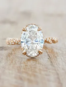 Bague de fiançailles solitaire en or jaune avec diamant taille ovale, éclat brillant, luxe intemporel, bijoux raffinés pour elle - Product Image 3