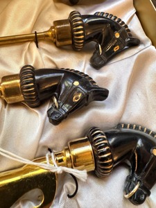 Juego de Herramientas de Bar con Diseño de Cabeza de Caballo Negro, Accesorios Elegantes y Duraderos con Acabado Dorado, Ideal para Regalo, Exhibición y Entretenimiento - Product Image 2