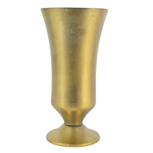 Vase à fleurs en métal fait main, centre de table décoratif haut de gamme pour villa de luxe, appartement, hall d'hôtel, restaurant et lieu de mariage - Product Image 1