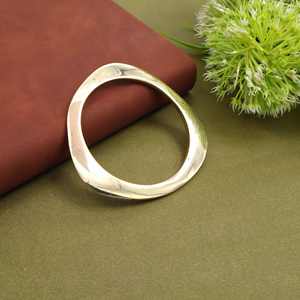 Brazalete Geométrico Ovalado Dorado para Mujer – Joyería de Moda Estilo Brazalete, Personalización OEM ODM - Product Image 4