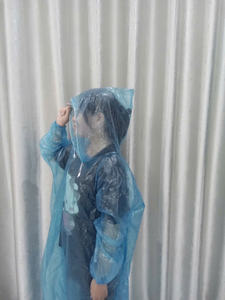 5000 ponchos jetables en plastique fabriqués au Vietnam avec un emballage personnalisé de haute qualité - Product Image 2