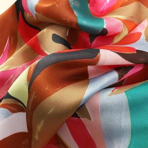 Écharpes et châles en satin de soie pour femmes, impression personnalisée, motifs floraux tendance, vente en gros - Product Image 2