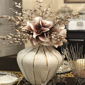 Ensemble de vases de sol géométriques en or martelé. Décoration d'intérieur luxueuse en métal à facettes multiples. Disponible à prix de gros. - Product Image 5