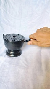 Quemador de incienso árabe de metal duradero y ecológico, hecho a mano, con mango de madera y diseño personalizable, ideal como regalo para Ramadán o Eid. - Product Image 5