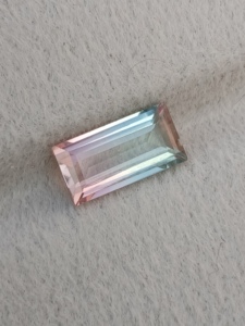 Turmalina Bicolor Natural de 1.50 Ct, Corte Octogonal de 9.5x5 mm, Gema Suelta Facetada con Cambio de Color, Origen Africano, para Joyería - Product Image 1