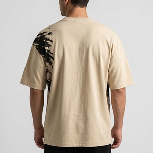 T-shirt streetwear beige neutre pour homme avec art abstrait à l'encre noire et design graphique contemporain - Product Image 2