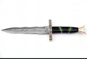 Couteau artisanal en acier Damas à flamme ondulée, avec manche en bois vert et corne noire, et garde en laiton à motifs - Product Image 2