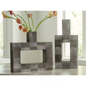 Vase de table moderne en métal architectural, fait main, finition argentée, 39 cm de hauteur, texture géométrique, décoration - Product Image 5