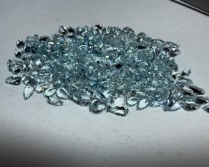 Cabujón facetado de aguamarina natural con corte esmeralda en forma de pera de 5x3 mm |   Piedra Preciosa de Aguamarina Azul Suelta para la Elaboración de Joyas - Product Image 2