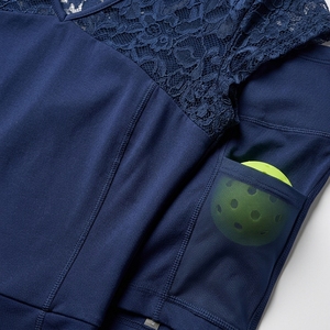 Robe de pickleball élégante pour femme avec encolure en dentelle florale, manches courtes transparentes, short assorti, séchage rapide, respirante, vêtements de sport personnalisés - Product Image 4