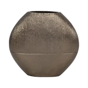 Vase de table minimaliste en bronze, fait main, récipient décoratif pour fleurs, pour la décoration intérieure - Product Image 6
